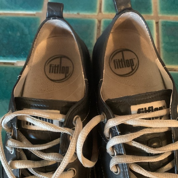 Woman’s black leather Fitflops sneaker in size 5. - Picture 5 of 5